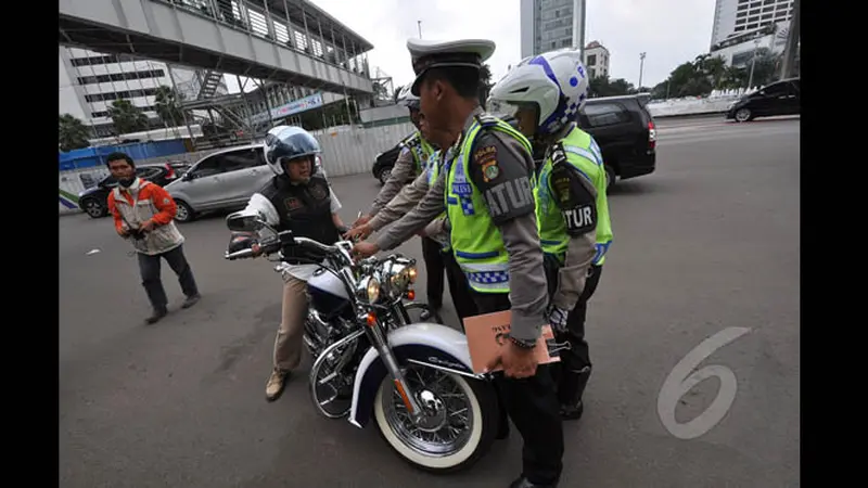 Polisi Tilang Pengendara Motor yang Melintasi Jalan MH Thamrin