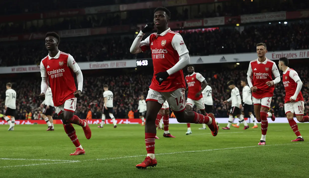 Pemain Arsenal, Eddie Nketiah melakukan selebrasi setelah mencetak gol pembuka timnya ke gawang Manchester United pada laga lanjutan Liga Inggris 2022/2023 yang berlangsung di Emirates Satdium, London, Minggu (23/01/2023). Arsenal berhasil menang dengan skor 3-2 atas Manchester United. (AP Photo/Ian Walton)