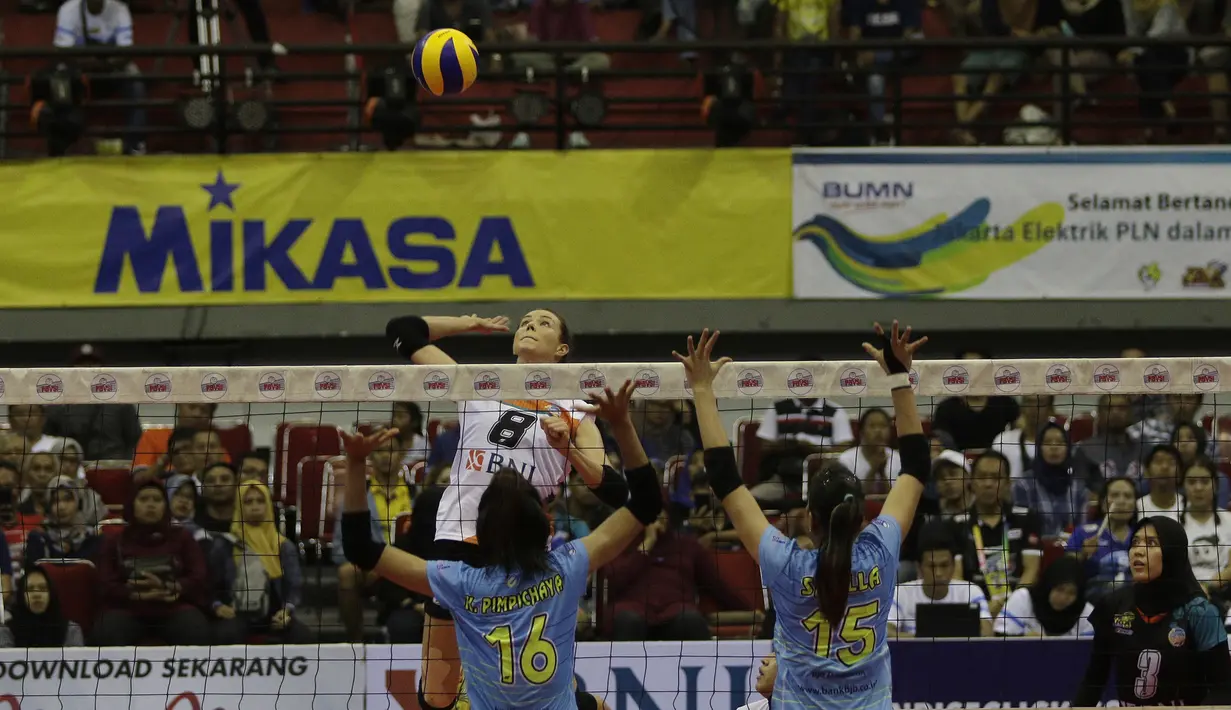 Pevoli Jakarta BNI 46, Lindsay Stalzer, melakukan smash saat melawan Bandung Bank BJB pada perebutan tempat ketiga Proliga 2019 di GOR Among Rogo, Yogyakarta, Sabtu (23/2). BNI 46 menang 3-1 atas BJB. (Bola.com/Yoppy Renato)