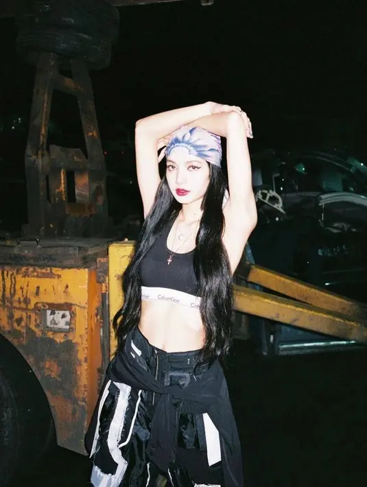 Boleh coba pakai bra top dengan cargo pants. Aksesori bandana dan jacket yang dililit  di pinggang buat lookmu makin edgy! (Instagram/lalalalisa_m).