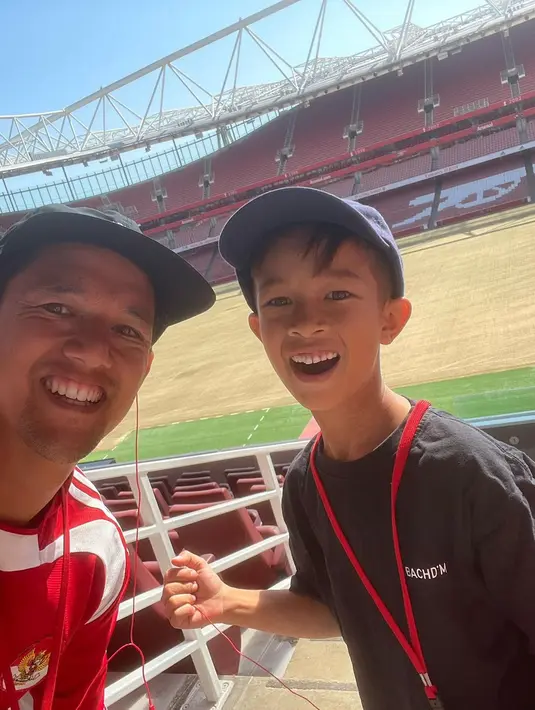 Irfan juga mengajak anak-anak ke dalam stadion yang dibangun sejak tahun 2004 silam ini. [Instagram/ibachdim]