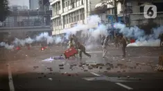 Pengunjuk rasa yang menolak UU Cipta Kerja terlibat bentrok dengan polisi di kawasan Harmoni, Jakarta, Kamis (8/10/2020). (Liputan6.com/Faizal Fanani)