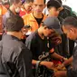 Petugas memeriksa tas suporter sebelum menonton laga Piala AFC 2018 antara Persija jakarta melwan Song Lam Nghe An di Stadion Utama GBK, Rabu (14/3/2018). Panpel memperkirakan ada sekitar 60.000 lembar tiket yang terjual. (Bola.com/Surya Bima Mahendarta)