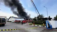 Fakta-fakta 12 Jam Petugas Damkar Berjibaku Padamkan Kebakaran Gudang Produksi Tekstil di Bekasi
