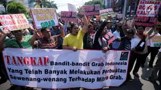 Ratusan sopir GrabCar melakukan aksi demo di depan Gedung Maspion Plaza, Jakarta Utara, Selasa (4/7). Para pengemudi berunjuk rasa karena akun mereka yang tiba-tiba diputus kemitraannya oleh pihak Grab pada Selasa (27/6). (Liputan6.com/Gempur M Surya)