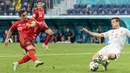 Gelandang timnas Swiss, Xherdan Shaqiri (kiri) mencetak gol ke gawang Spanyol pada perempat final Euro 2020 kontra Swiss di Krestovsky Stadium, Saint Petersburg, Sabtu (3/7/2021) dini hari WIB.  Spanyol menyingkirkan Swiss 3-1 (1-1) melalui adu penalti. (Jean-Christophe Bott/Keystone via AP)