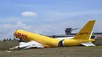 Sebuah pesawat kargo yang mendarat darurat rusak di landasan Bandara Internasional Juan Santamaria di Alajuela, Kosta Rika, 7 April 2022. Menurut pemadam kebakaran, baik pilot maupun kopilot dilaporkan dalam keadaan sehat dan kecelakaan menyebabkan penutupan total bandara. (AP Photo/Carlos Gonzalez)