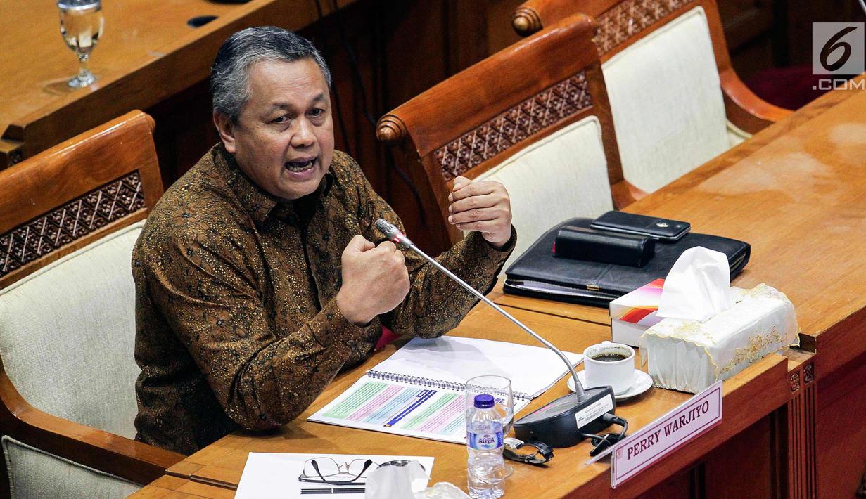 Deputi Gubernur Bank Indonesia (BI) Perry Warjiyo menjalani uji kepatutan dan kelayakan (fit and proper test) mengenai visi dan misi jabatan Gubernur BI dengan Komisi XI DPR RI, di kompleks Parlemen, Jakarta, Rabu (28/3). (Liputan6.com/Johan Tallo)