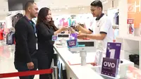 Corporate PR Managee Lippo Malls Indonesia, Nidia N Ichsan dan Sr. Branding Manager  Aji Wicaksono saat menggunakan aplikasi OVO untuk bertransaksi pembayaran digital di Plaza Semanggi, Jakarta, Jumat (8/12). (Liputan6.com/Angga Yuniar)