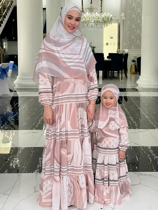 Pada tahun ini, bocah yang kerap disapa Khalisa itu berusia tiga tahun. Meski masih kecil, Khalista senang dan tidak protes diajak puasa oleh orang tuanya. [Instagram/kartikaputriworld]