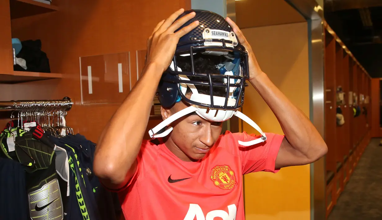 Komentar Luke Shaw : Ini Jesse Lingard mencoba salah satu helm Seattle Seahawks, salah satu perlengkapan pemain American Football yang luar biasa. Sesuatu yang hebat juga bisa bertemu dua orang pemain mereka minggu ini. (ManUtd.com)