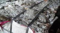 Sampah botol plastik yang dikumpulkan di Bank Sampah Bersinar. (dok. Liputan6.com/Natalia Adinda)