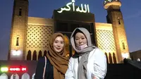 Momen ibunda Ayana ke masjid pertama kali, tampil pakai kerudung. (Sumber: Instagram/@xolovelyayana)