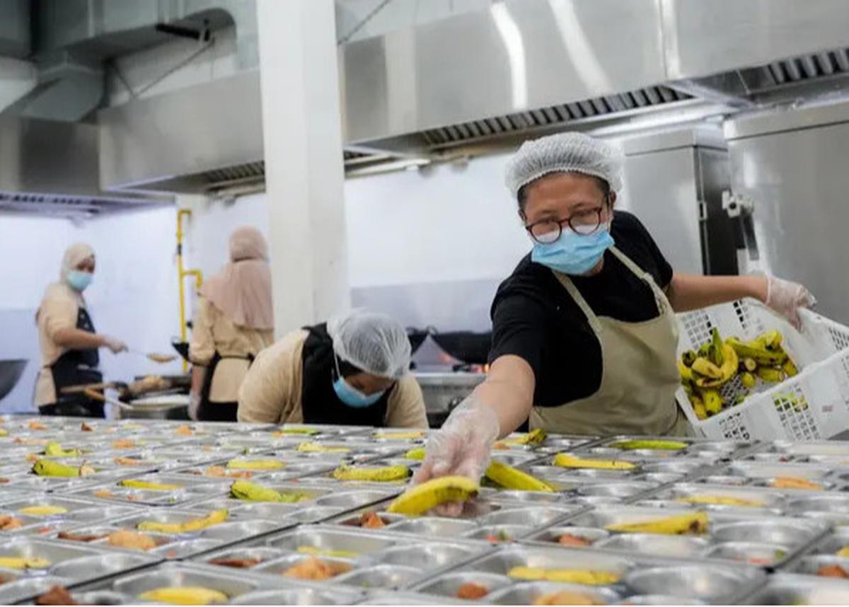 Cerita Dapur MBG: Dari Koki Kelas Dunia hingga Karyawan Satu Keluarga