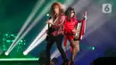 Isyana Sarasvati juga berkolaborasi dengan sejumlah musisi hingga sesi terakhir konser "Lost in Harmony". (Liputan6.com/Herman Zakharia)