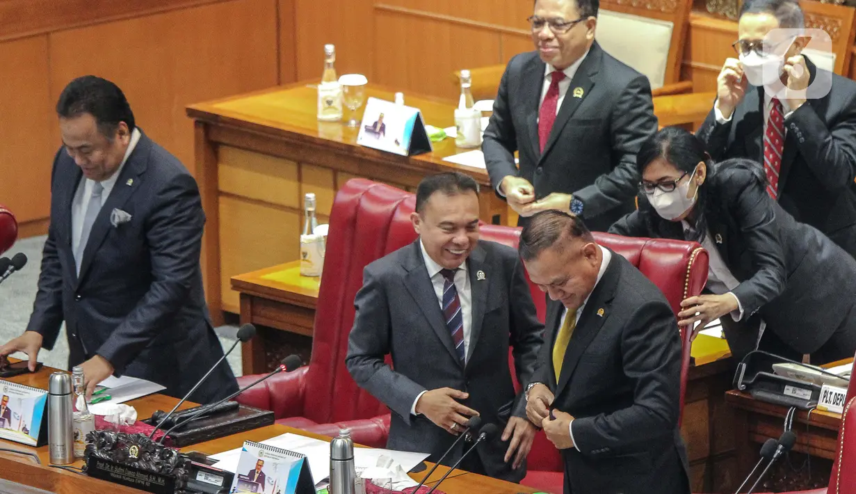 Wakil Ketua DPR Sufmi Dasco Ahmad (tengah), Rachmad Gobel (kiri), dan Lodewijk Freidrich Paulus (kanan) seusai memimpin Rapat paripurna ke-17 Masa Persidangan III Tahun Sidang 2022-2023 di Kompleks Parlemen, Senayan, Jakarta, Kamis (16/2/2023). Rapat Paripurna tersebut dalam rangka penutupan Masa Persidangan III Tahun Sidang 2022-2023. (Liputan6.com/Faizal Fanani)