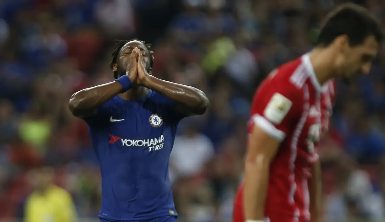 Striker Chelsea, Michy Batshuayi, tampak kecewa usai takluk dari Bayern Munchen pada laga turnamen pramusim ICC 2017 di Stadion Nasional Singapura, Selasa (25/7/2017). Bayern Munchen menang 3-2 atas Chelsea. (EPA/Wallace Woon)
