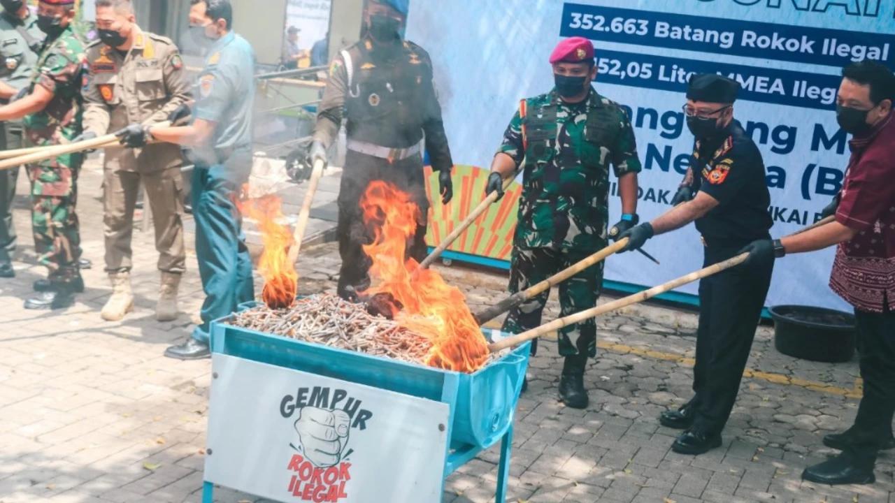 Rokok dan Miras Ilegal Senilai Rp1,6 Miliar Dibakar Bea Cukai Banyuwangi
