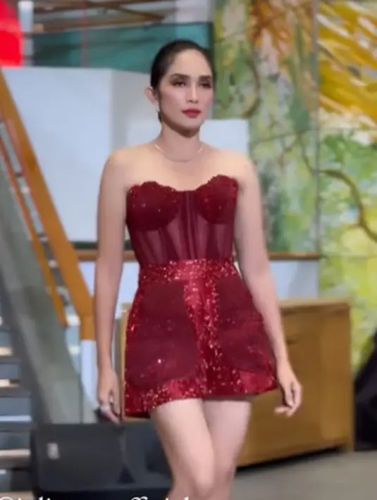 Bustier semi transparan ini dipadukan dengan celana pendek sequin berwarna. Sehingga memberikan kesan glamor dengan item yang lebih simple [@ussypratama]