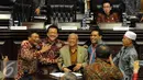 Ketua DPD RI Irman Gusman (kedua kiri) jelang menandatangani Tata Tertib DPD RI sesuai dengan keputusan Sidang Paripurna tanggal 15 Januari 2016 saat Rapat Paripurna DPD di Kompleks Parlemen, Jakarta (29/4). (Liputan6.com/Johan Tallo)  