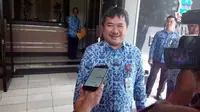 Bupati Garut Rudy Gunawan saat memberikan keterangannya kepada wartawan di Garut (Liputan6.com/Jayadi Supriadin)