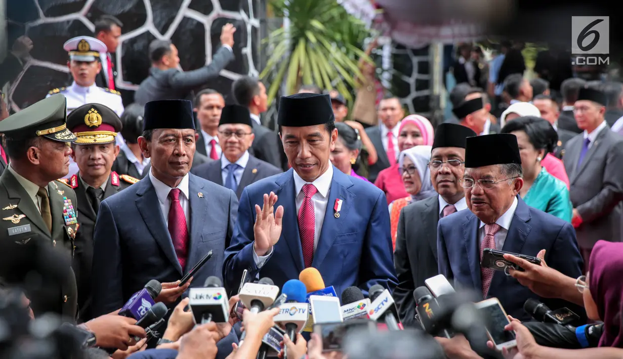 Presiden Joko Widodo didampingi Wakil Presiden, Jusuf Kalla memberi keterangan kepada awak media usai melakukan upacara Hari Kesaktian Pancasila, di Halaman Monumen Pancasila Sakti, Jakarta, Minggu (1/10). (Liputan6.com/Faizal Fanani)