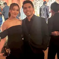 Dari foto-foto yang tersebar di media sosial, terlihat pasangan suami istri Raffi Ahmad dan Nagita Slavina yang tampil kompak kenakan batik modern. [@raffinagita1717].