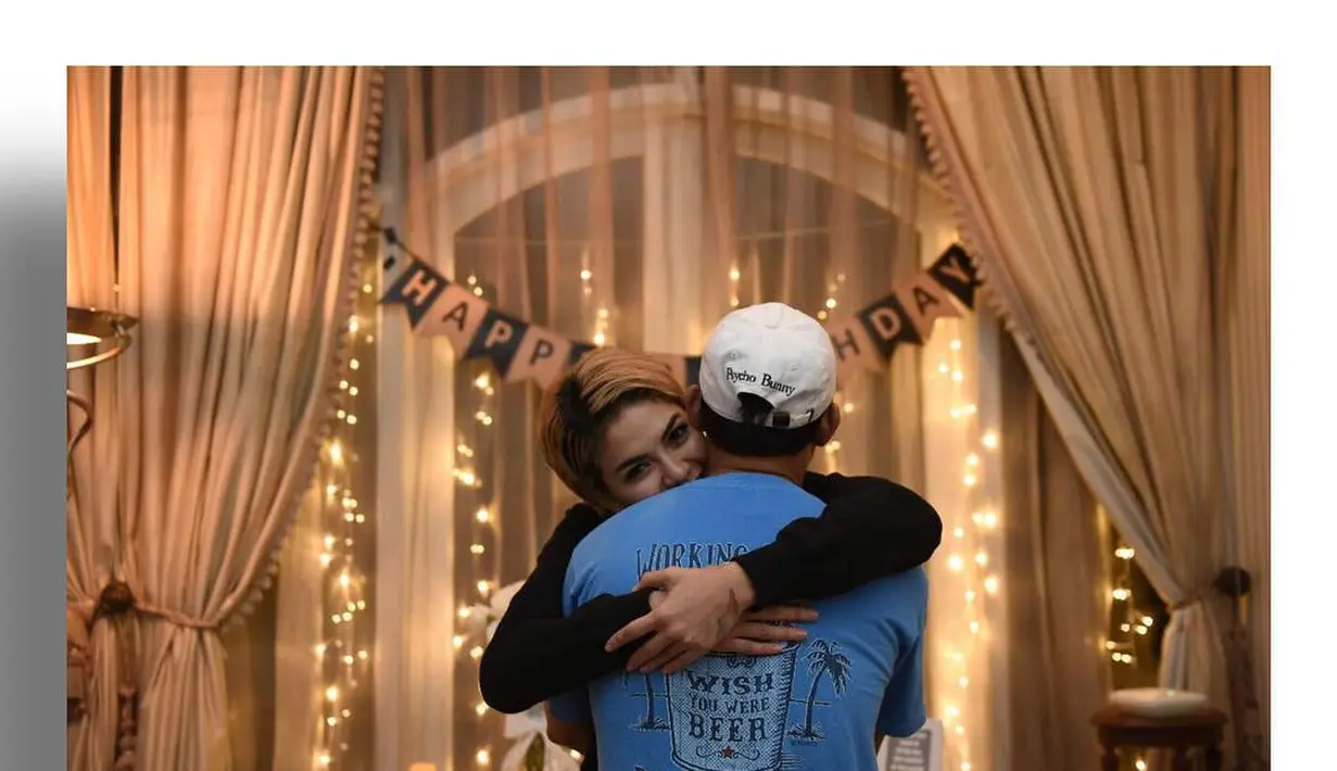 "Kemarin kan pacaran sama beda agama. Terus nikah sama si botak (Sajad Ukra) guenya malah dipukulin. Ngajarin gue salat saja enggak," ungkap janda dua anak ini. (Instagram/nikitamirzanimawardi_17)