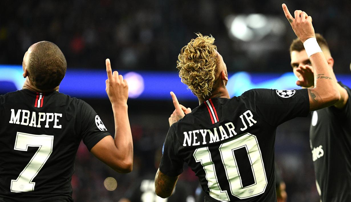 Para pemain PSG merayakan gol yang dicetak Neymar ke gawang Red Star pada laga Liga Champions di Stadion Parc des Princes, Paris, Rabu (3/10/2018). PSG menang 6-1 atas Red Star. (AFP/Franck Fife)