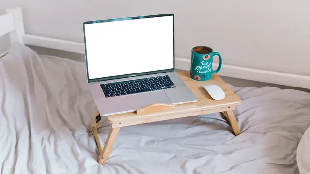 Ilustrasi Solusi Aman untuk Penggunaan Laptop di Kasur/Photo by Sincerely Media on Unsplash