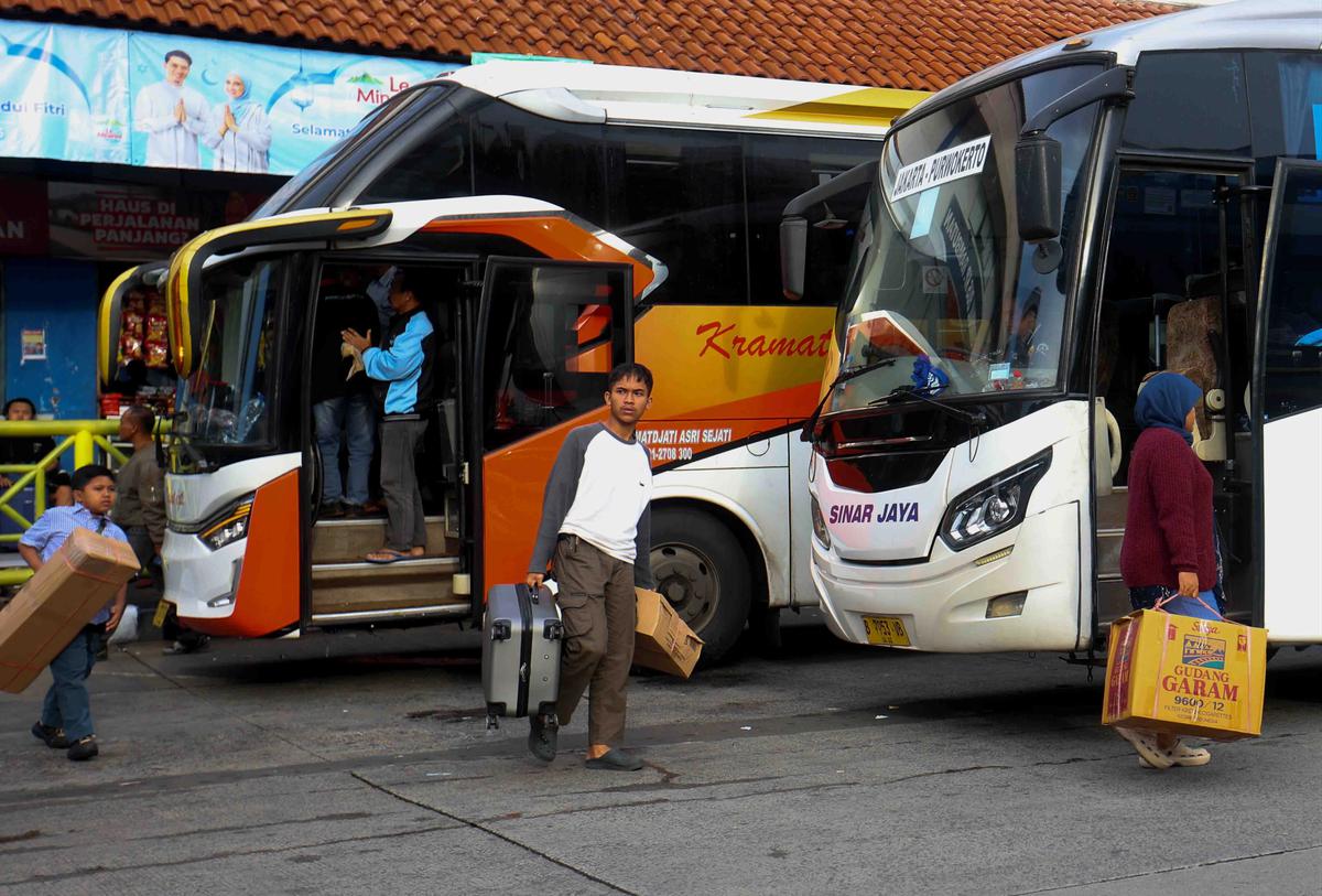 FOTO: Lonjakan Arus Balik Pemudik  di Terminal Kampung Rambutan