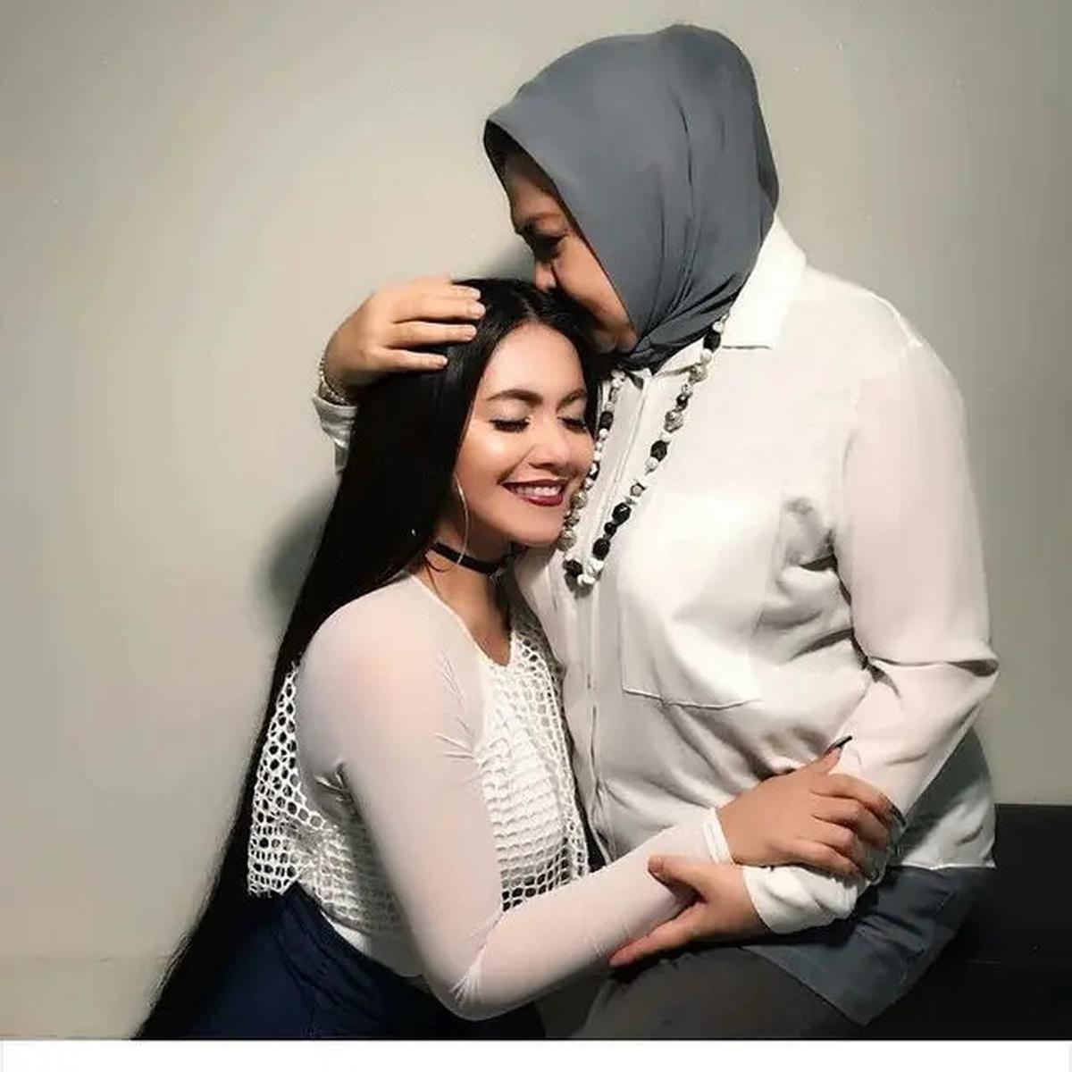 6 Potret Transformasi Denada dan Ibundanya, Setia Menemani Sampai Tutup Usia