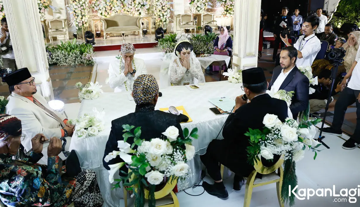 Suasana akad nikah Shinta dan Indra yang juga dihadiri dua keluarga mempelai. Perempuan berusia 37 tahun itu menjadikan kakaknya, Aries Bachir sebagai wali nikah. Shinta duduk disebelah Indra. Tampak, pengacara Sunan Kalijaga juga menjadi saksi. [Foto; KapanLagi.com/Bayu Herdianto]
