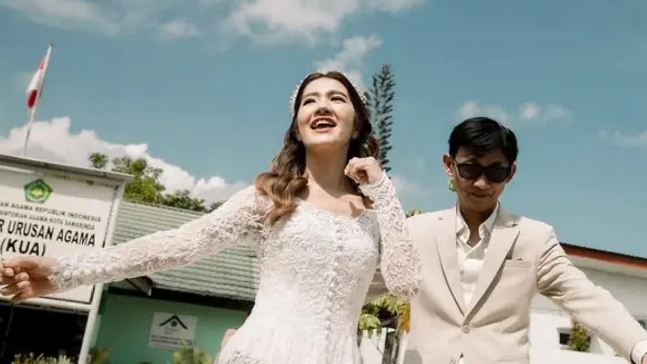 6 Potret Yono Bakrie dan Vini Caroline Menikah di KUA, Outfit Simpel Elegan Rayakan Hari Bahagia