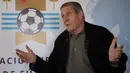 Oscar Tabarez. Pelatih berusia 74 tahun ini baru saja dipecat dari Timnas Uruguay pada 20 November 2021 lalu usai hasil buruk di Kualifikasi Piala Dunia 2022. Pelatih yang juga pernah menangani AC Milan dan Cagliari ini dipecat usai 15 tahun setia bersama La Celeste. (AFP/Pablo Porciuncula)