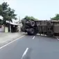 Sebuah truk bermuatan beton terguling di Kabupaten Pasuruan, Jawa Timur. (Liputan 6 SCTV)