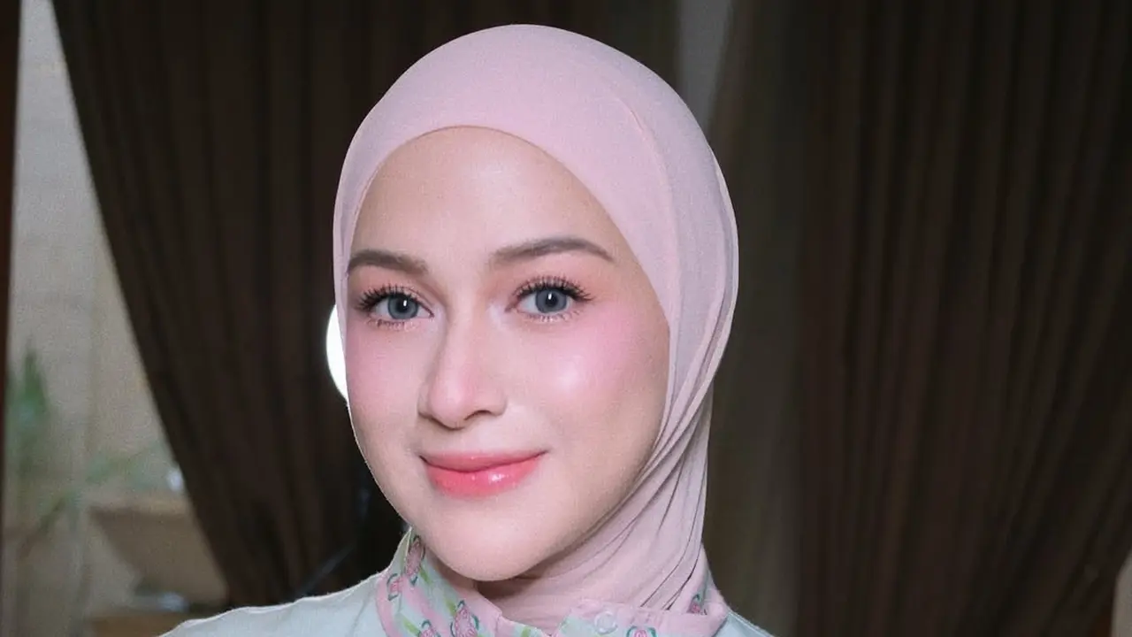 Barbie Vibes di Hari Raya, Makeup Pink Romantis Nina Zatulini Bikin Pangling