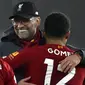 Pelatih Liverpool, Jurgen Klopp, memeluk para pemain nya usai melawan Wolverhampton Wanderers pada laga Premier League di Stadion Molineux, Kamis (23/01/2020). Liverpool menang dengan skor 2-1. (AP/Rui Vieira)