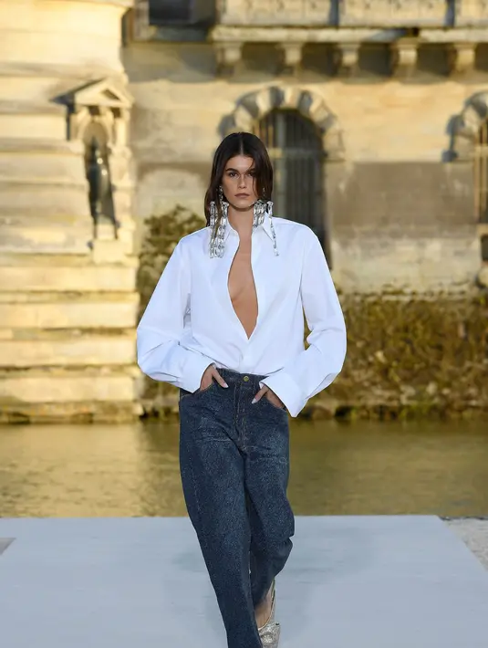 Melalui koleksi ini, Valentino intin mengajak untuk menyaksikan masa lalu sebagai sebuah ruang yang menyimpan jejak kehidupan yang hidup di dalamnya, serta melambangkan gagasan elitisme dan status. Namun, sebuah château hari ini bisa menolak sejarahnya, untuk dikalibrasi ulang. Foto: Document/Valentino.