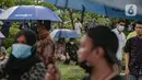 Puluhan pelayat yang berasal dari berbagai kelompok masyarakat dalam pemakaman Ketua DPW PPP Abraham Lunggana atau Haji Lulung di TPU Karet Bivak, Jakarta, Selasa (14/12/2021). Ketua DWP PPP DKI Jakarta Abraham Lunggana alias Haji Lulung meninggal dunia, Selasa (14/12). (Liputan6.com/Faizal Fanani)