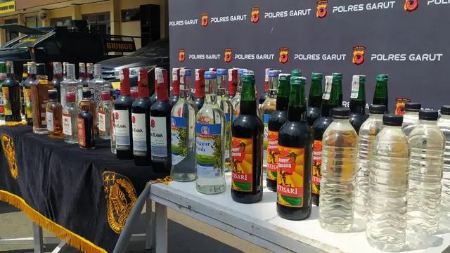 Ratusan miras berbagai ukuran dan merk hasil razia tim Sancang Polres Garut, Jawa Barat dari sebuah bungker penyimpanan di sekitar bilang Kerkof Garut.