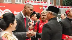 Pelatih Timnas Indonesia, Patrick Kluivert (kiri) bersalaman dengan Dubes RI untuk Belanda, Petahana Mayerfas saat upacara pengibaran bendera merah putih dalam perayaan hari ulang tahun kemerdekaan Indonesia ke-80 di KBRI Den Haag, Belanda, Minggu (17/08/2025). (Dok. KBRI)