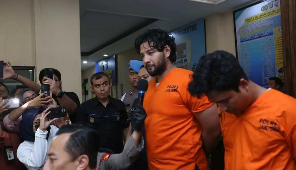 Setelah menjalani pemeriksaan, Ammar resmi sebagai tersangka. Ia dijerat pasal 112 ayat 1 subsider 127 ayat 1 tentang narkotika dengan hukuman empat sampai dua belas tahun penjara.  [KapanLagi.com/Bayu Herdianto]