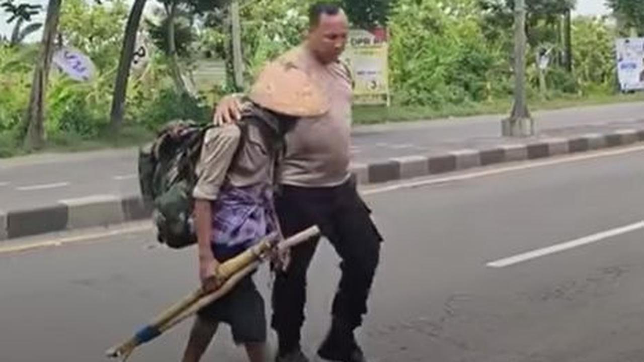 Rupanya, kakek yang membawa tas ransel loreng dengan topi petani yang menutupi kepalanya itu bukanlah sosok sembarangan.<br>