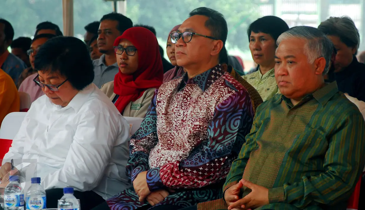 (Ki-ka) Menteri Siti Nurbaya, Ketua MPR Zulkifli Hasan dan Ketua MUI Din Syamsuddin saat menghadiri peringatan Hari Perdamaian Internasional di Taman Perdamaian, Kompleks Parlemen, Jakarta, Senin (21/9/2015). (Liputan6.com/Johan Tallo)