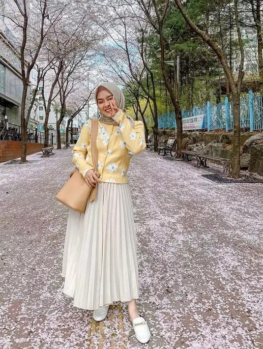 Cocok buat outfit ke kampus, padukan floral cardigan warna kuning dengan plisket skirt warna beige. Untuk sepatu, kamu bisa memilih flat shoes warna senada dengan skirt kamu. (Instagram/biancakartika).