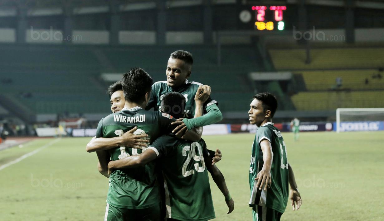 Pemain PSMS Medan merayakan gol yang dicetak  I Made Wirahadi, ke gawang Kalteng Putra FC pada laga Liga 2 Indonesia di Stadion Patriot, Bekasi, Kamis, (9/11/2017). PSMS Medan menang 2-1 atas Kalteng Putra FC. (Bola.com/M Iqbal Ichsan)