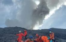 FOTO Perjuangan Tim SAR Bawa Turun Jenazah Pendaki Korban Erupsi dari Puncak Gunung Marapi
