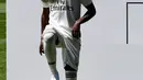 Penyerang baru Real Madrid, Vinicius Junior mengontrol bola selama presentasi resmi dirinya di Stadion Santiago Bernabeu, Madrid (20/7). Vinicius diboyong Madrid mencapai 38 juta euro dari Flamengo. (AFP Photo/Pierre-Philippe Marcou)