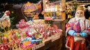 Seorang pedagang mengenakan pakaian tradisional menjual permen di pasar Natal di Lapangan Merah di Moskow (4/12). (AFP Photo/Mladen Antonov)